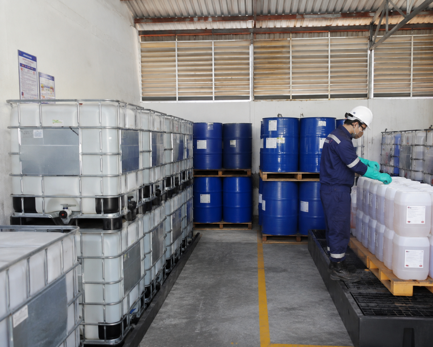 bảo quản hóa chất xử lý nước tại khu vực có chống tràn