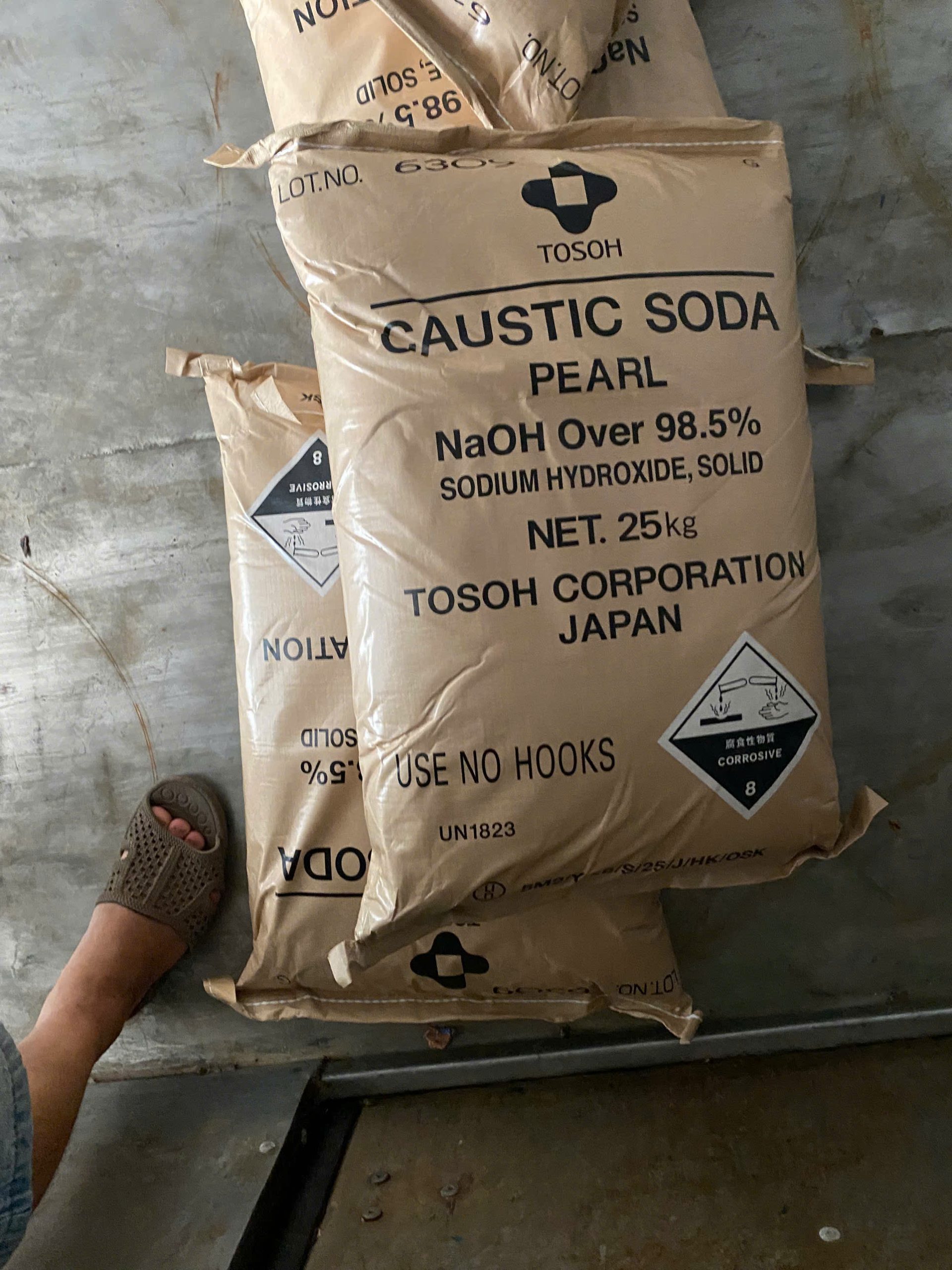  Xút Hạt Nhật Bản NaOH 98.5% Tosoh 25kg bao