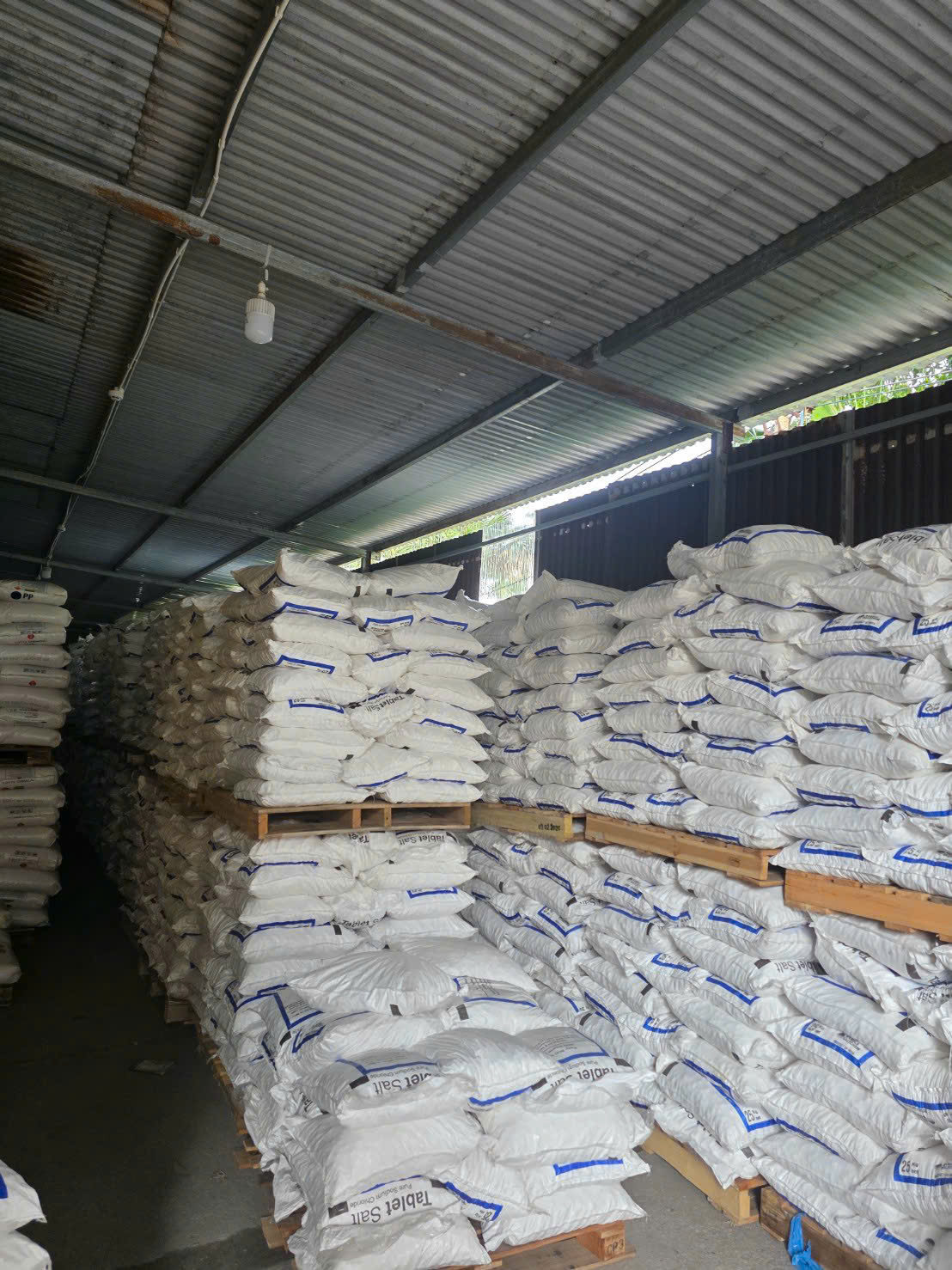 bao tablet salt bảo quản trên pallet trong kho khô ráo