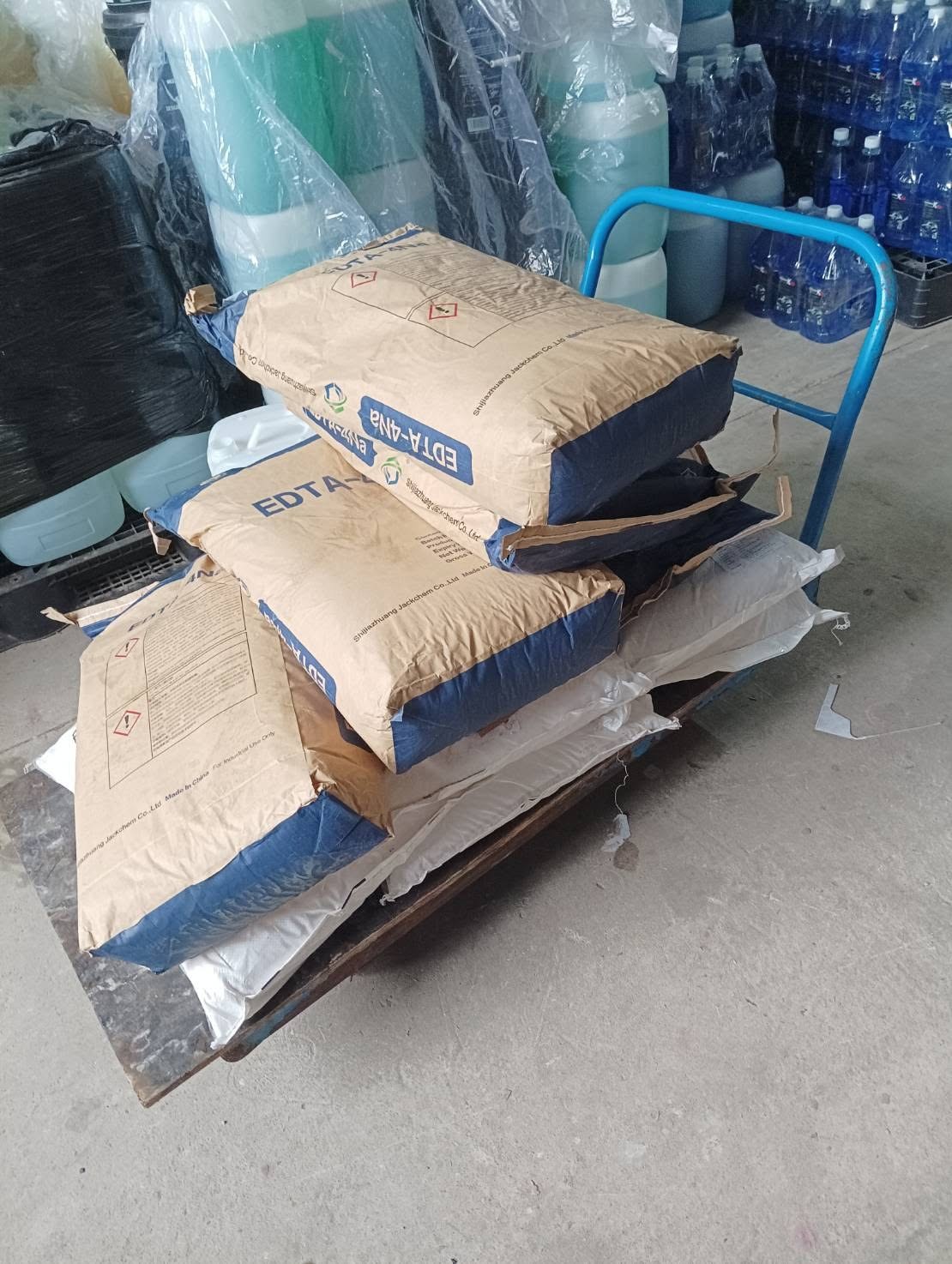 bao tetrasodium EDTA bảo quản trên pallet trong kho
