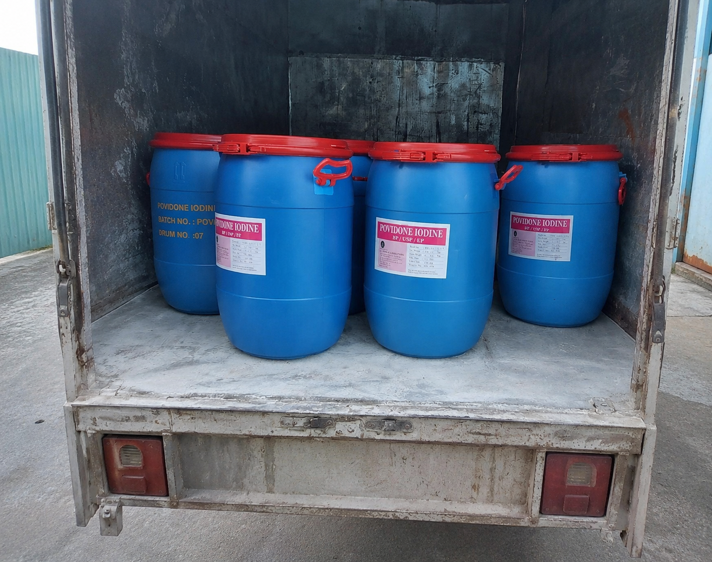 thùng PVP Iodine bảo quản trong kho nguyên liệu