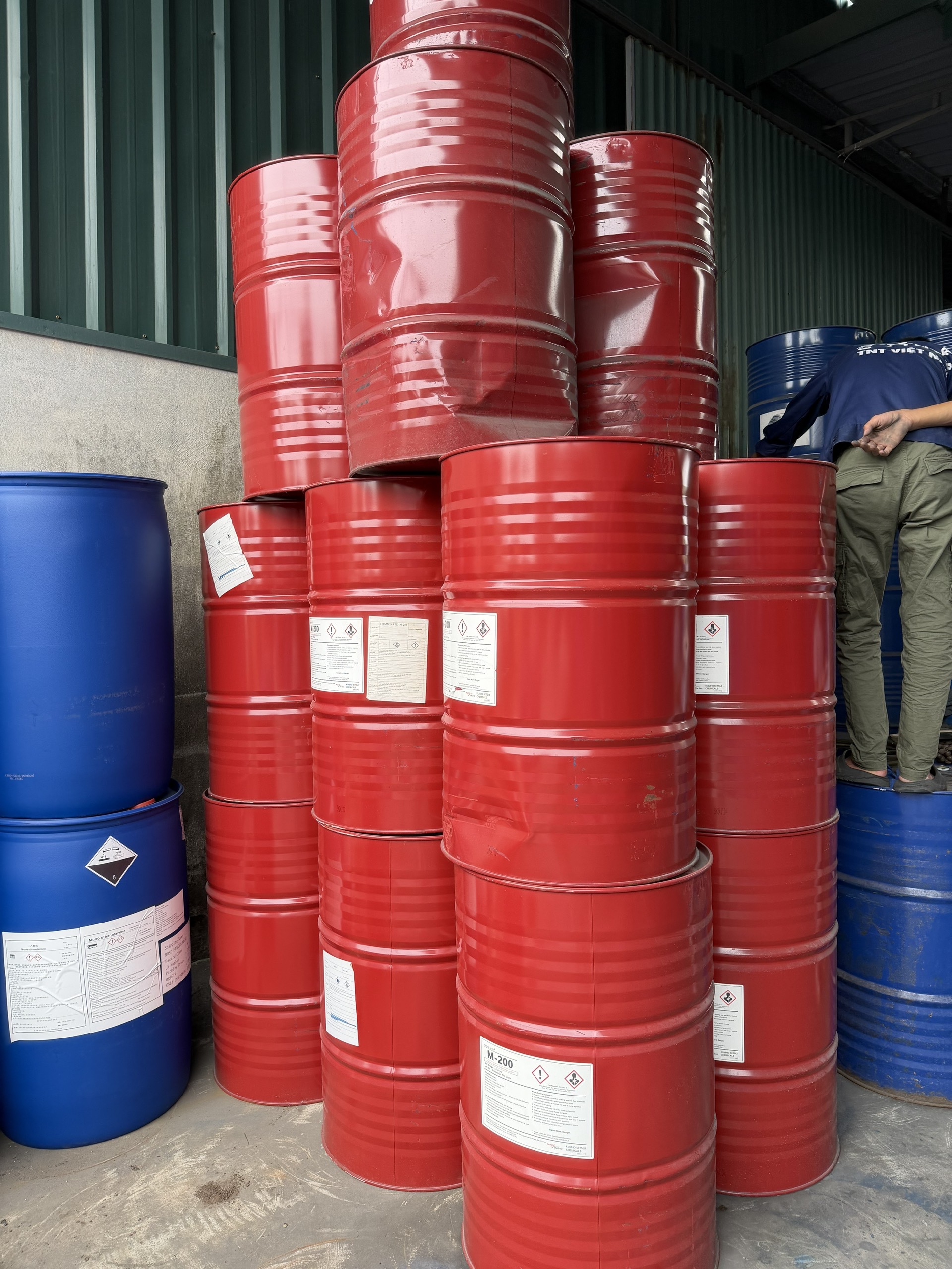 Phuy Cosmonate M-200 Hàn Quốc 250kg trong khu vực lưu kho hóa chất công nghiệp.